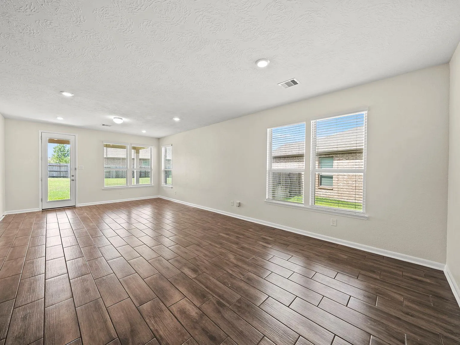 3 bed, 2.0 bath, 1687 sqft, $2,250 — Photo 3