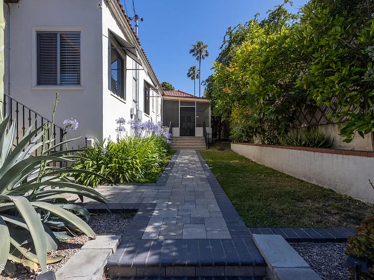 1541 Rose Villa St — Photo 33