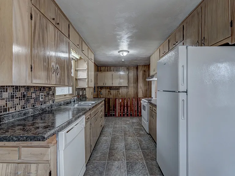 4633 Capitol St — Photo 15