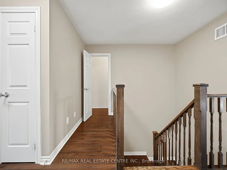 366 Hobbs Cres — Photo 38