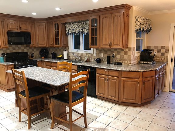 Bright kitchen w/travertine