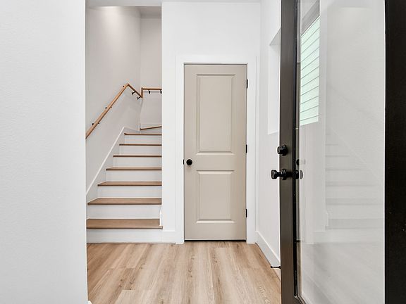 2nd image of 2313 Eagle St