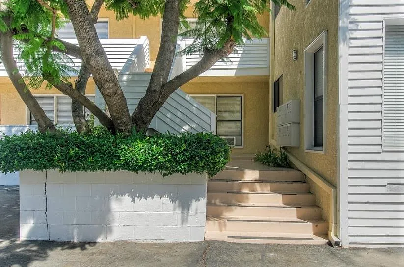 Front entryway. - 519 S Barrington Ave