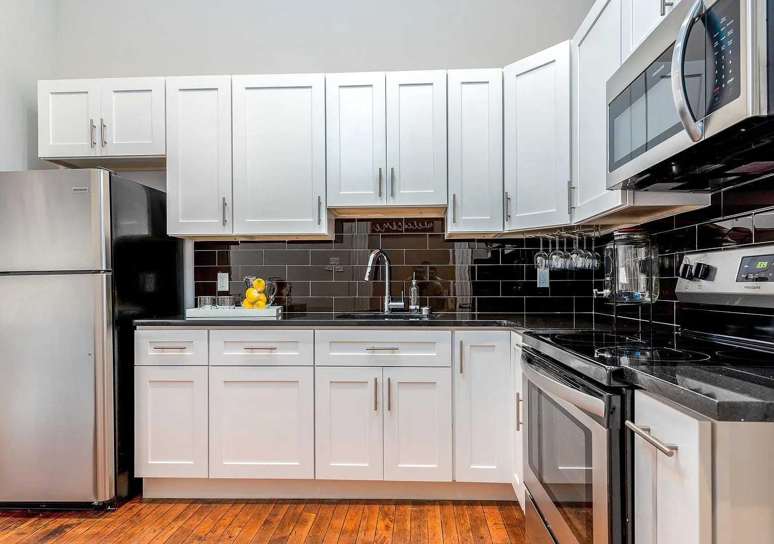 2 bed, 900 sqft, $1,825 — Photo 2