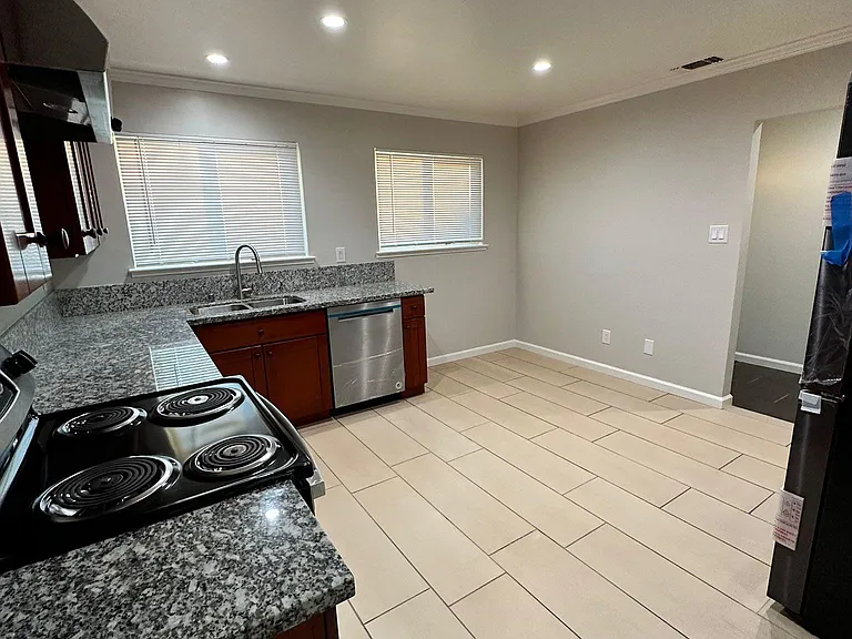7033 Linwood Way — Photo 5