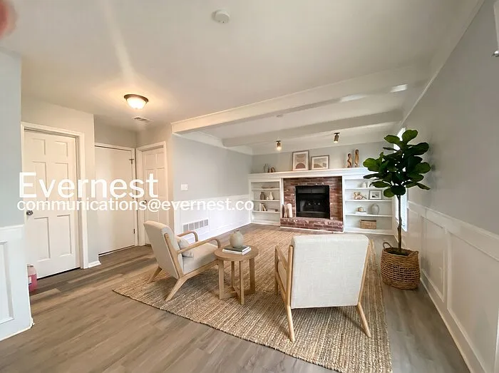 1104 E Pineview St — Photo 3