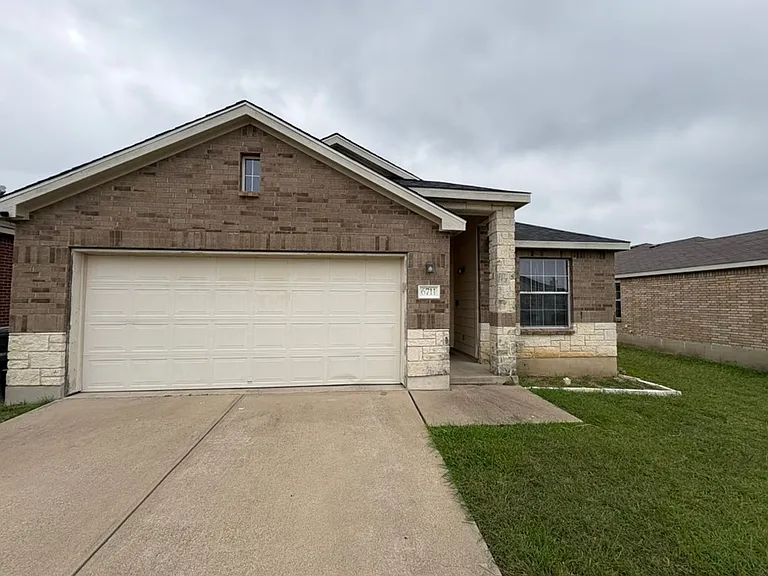 6711 Taree Loop — Photo 1