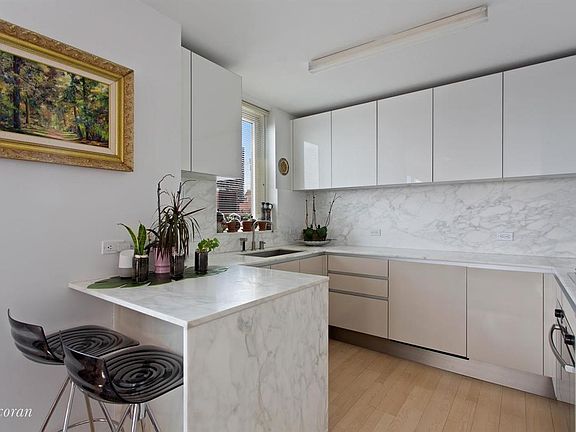 3rd image of 322 W 57th St APT 35B1