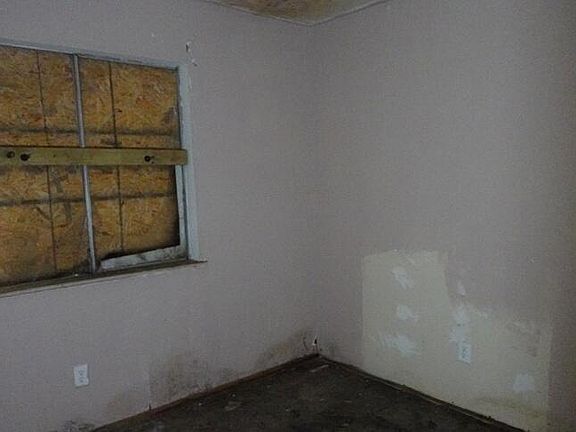 4th image of 604 W 4th St