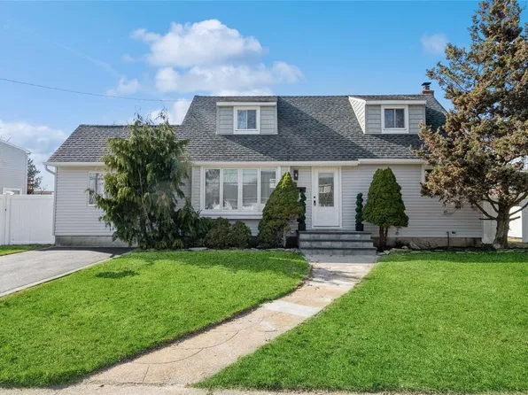 42 Surrey Lane, Massapequa Park, NY 11762