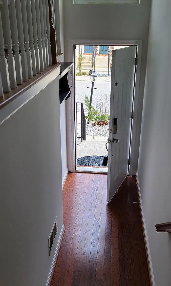 3 bed, 4.0 bath, 2336 sqft, $3,000 — Photo 2