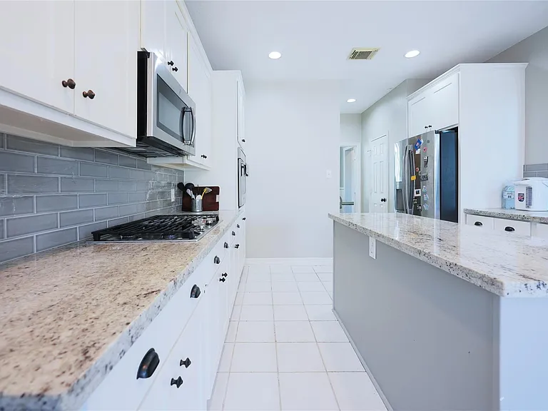 2422 Lansing Cir — Photo 14