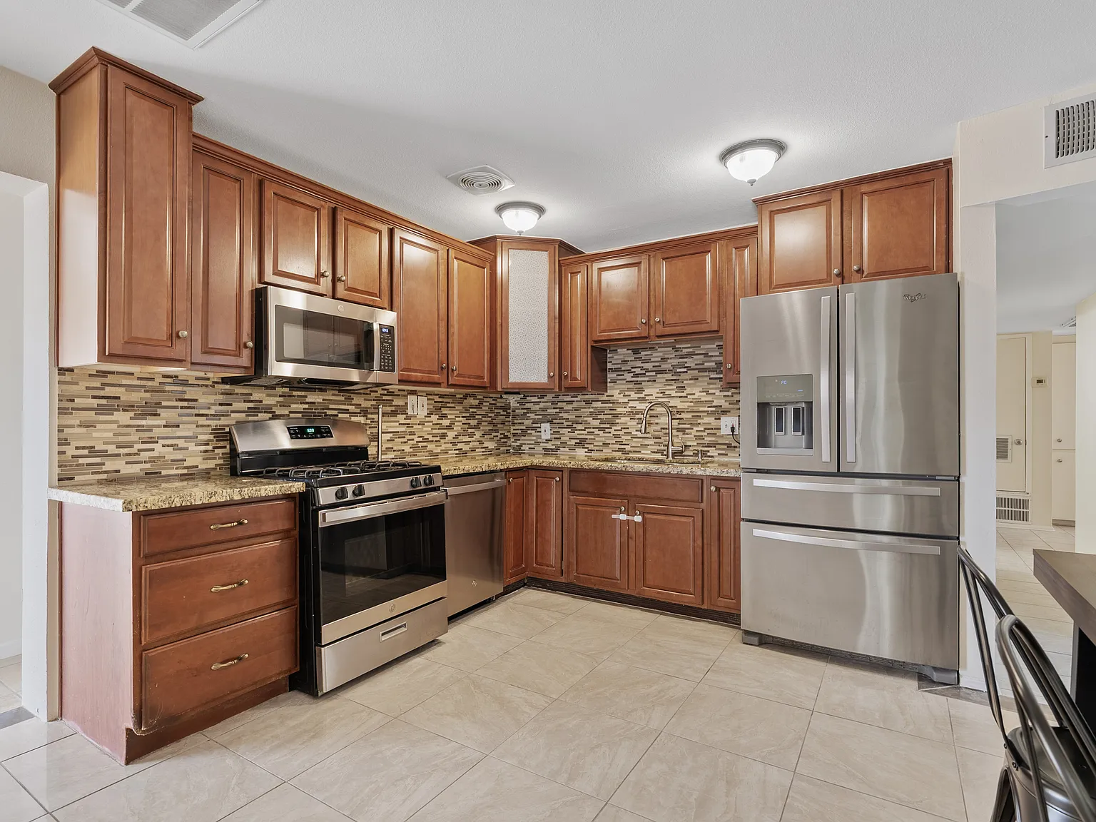 9 bed, 2200 sqft, $800 — Photo 2