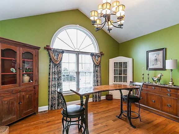 4th image of 913 Country Oaks Dr
