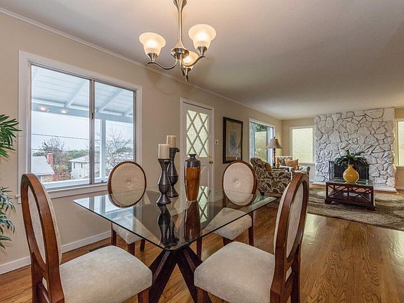 3rd image of 1136 Villa Ave