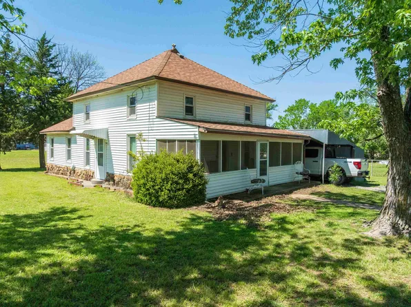 720 E 3rd St, Moline, KS 67353