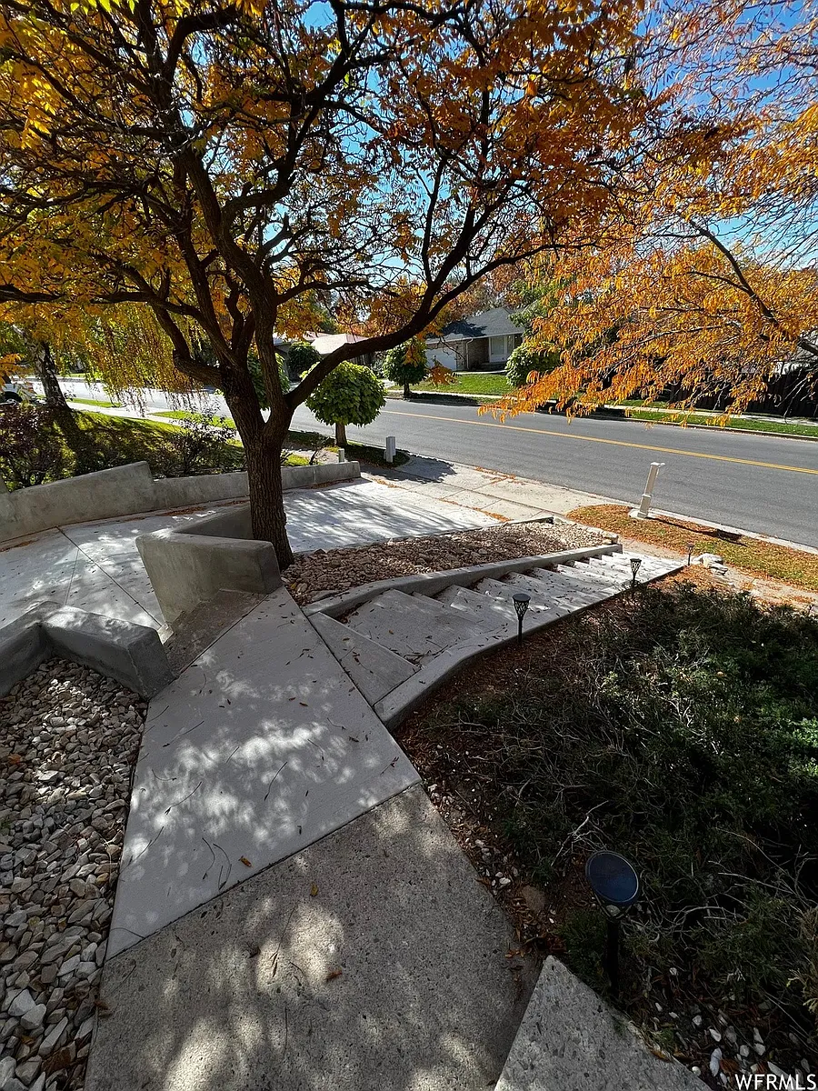 Building Photo - 1001 S Lakeview Dr