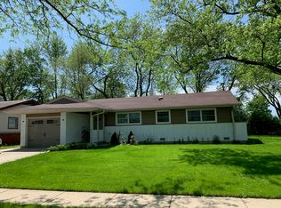 2 Wildwood Rd, Elk Grove Village, IL 60007