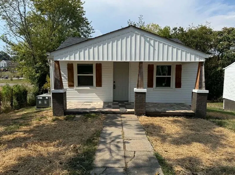 2 bed, 1.0 bath, 984 sqft, $1,600 — Photo 1