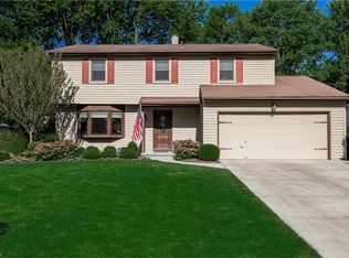 6176 Winding Creek Ln, North Olmsted, OH