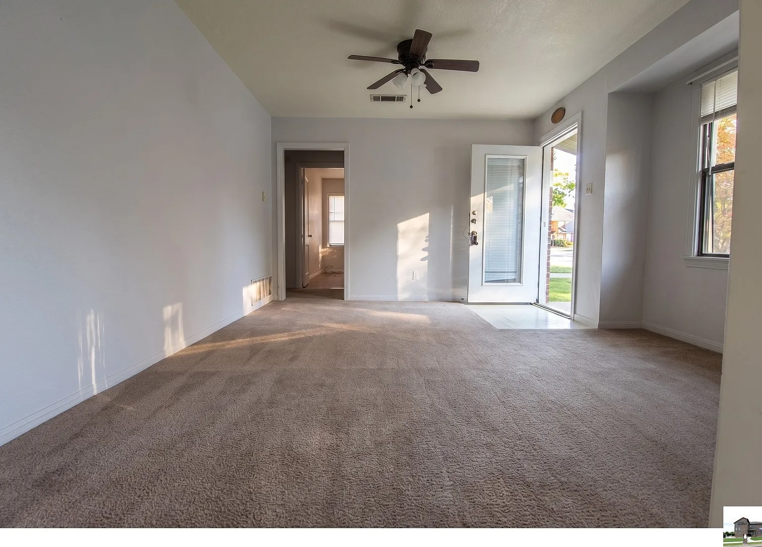3 bed, 1.5 bath, 1374 sqft, $1,000 — Photo 2