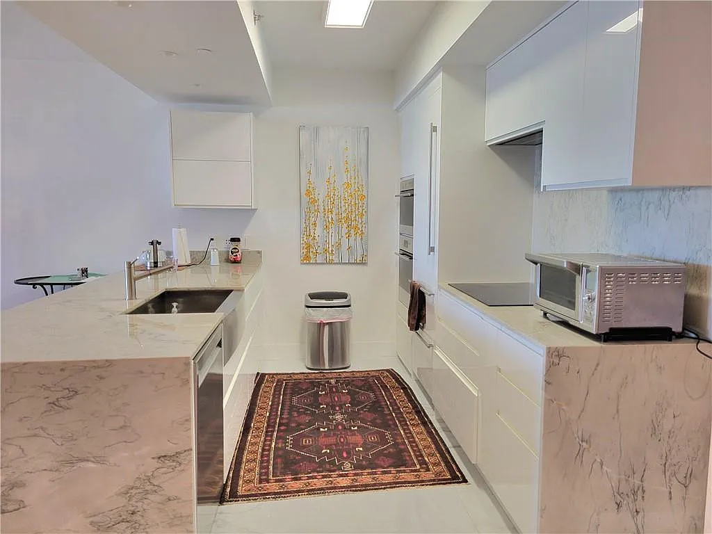 3 bed, 4.0 bath, 2566 sqft, $14,000 — Photo 3