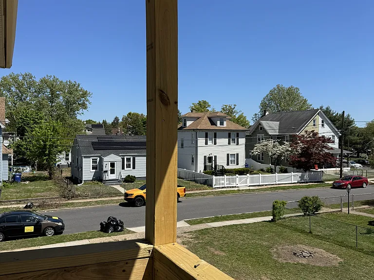 517 Bentley Ave — Photo 4
