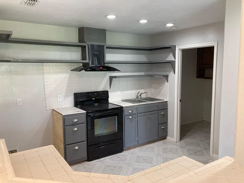 kitchen, door to laundry room
