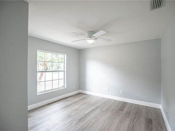 5th image of 3205 Royal Oak Dr