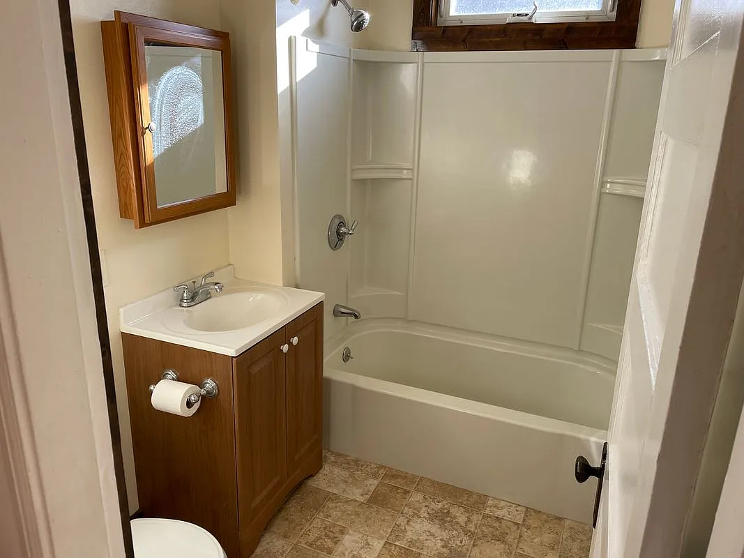 2 bed, 1.0 bath, 1100 sqft, $1,800 — Photo 2
