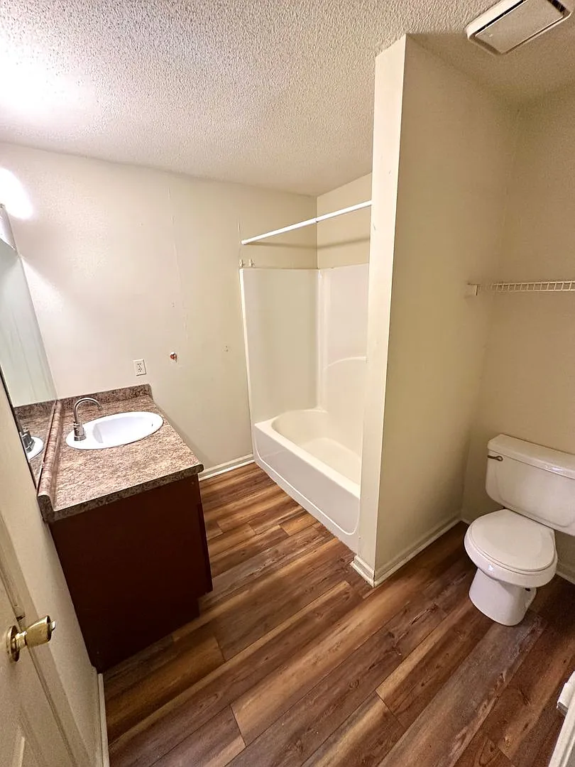 St. Charles Apartment — Photo 4