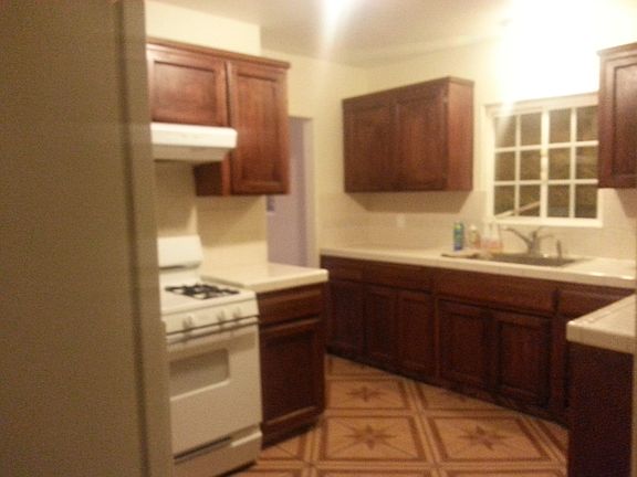 3rd image of 945 N Safford Ave