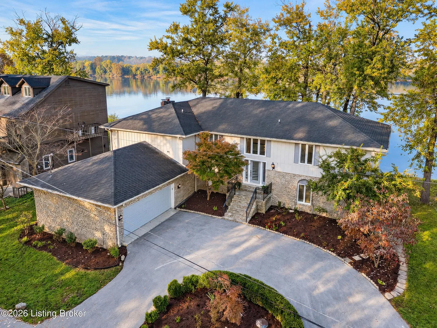 5 bed, 4.0 bath, 4871 sqft, $5,000 — Photo 1