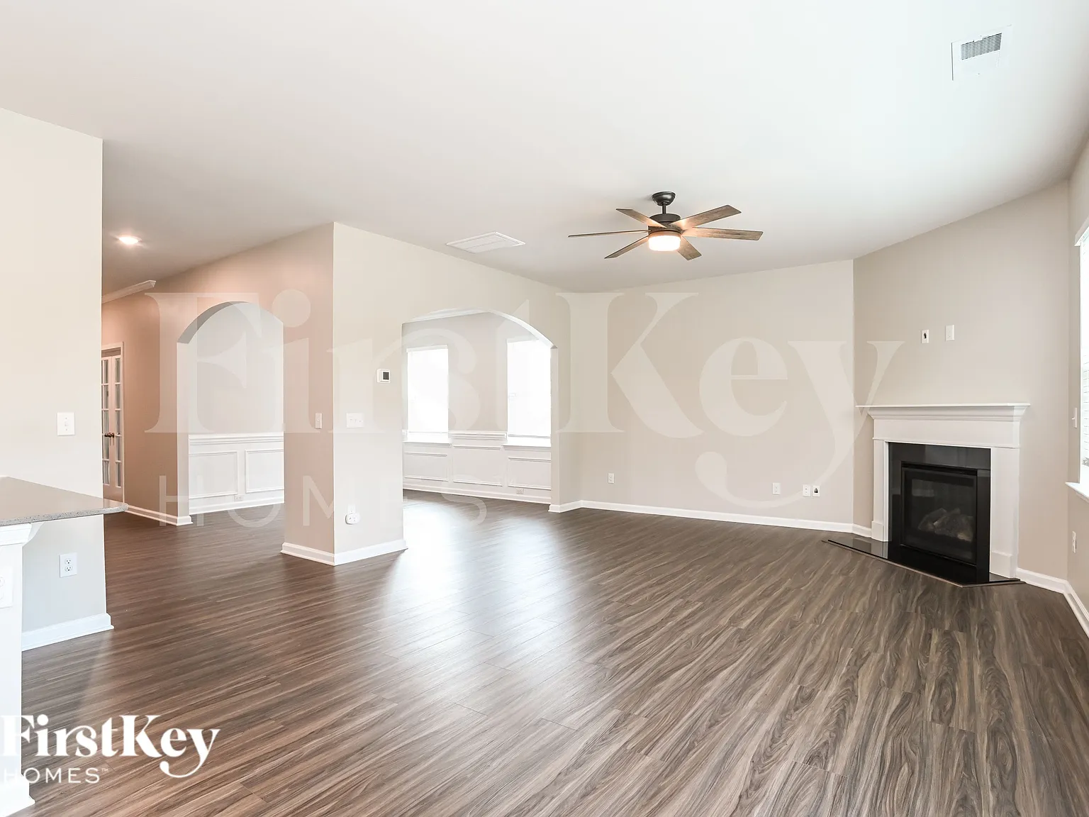 4 bed, 2.5 bath, 2727 sqft, $2,715 — Photo 3