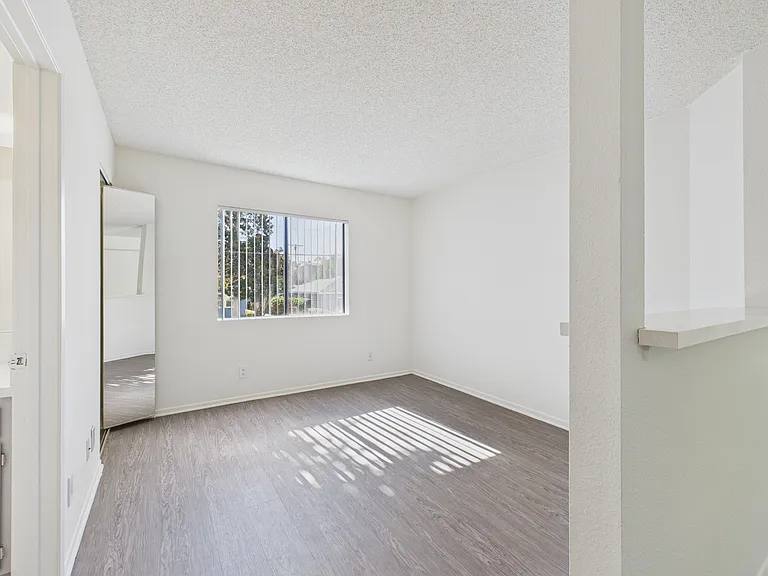 11325 Morrison St — Photo 21