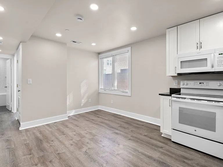 725 20th St NE — Photo 11
