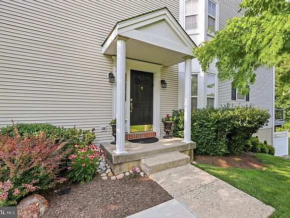 4th image of 3381 Woodland Cir