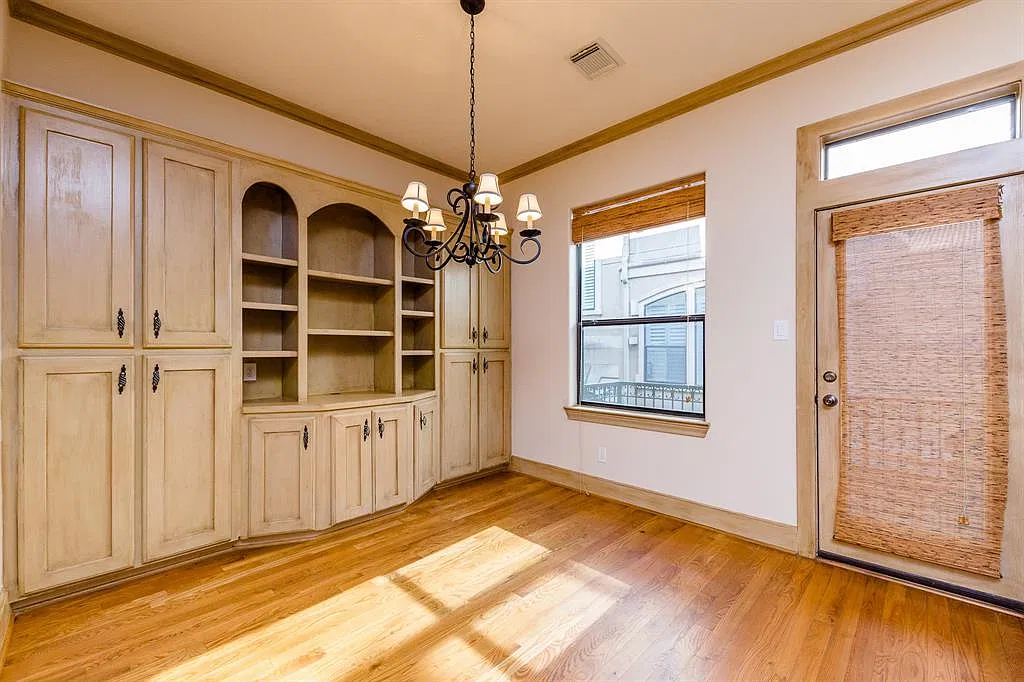 3 bed, 3.5 bath, 2398 sqft, $3,495 — Photo 2