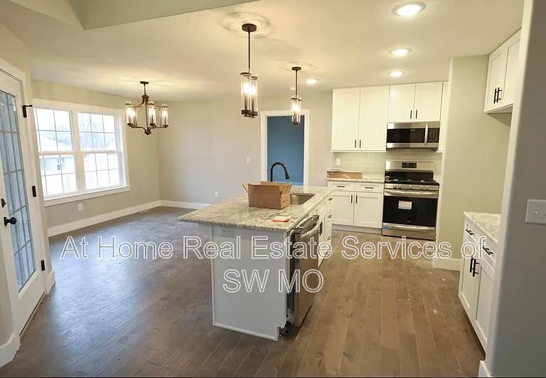 4526 Venice Ave — Photo 3