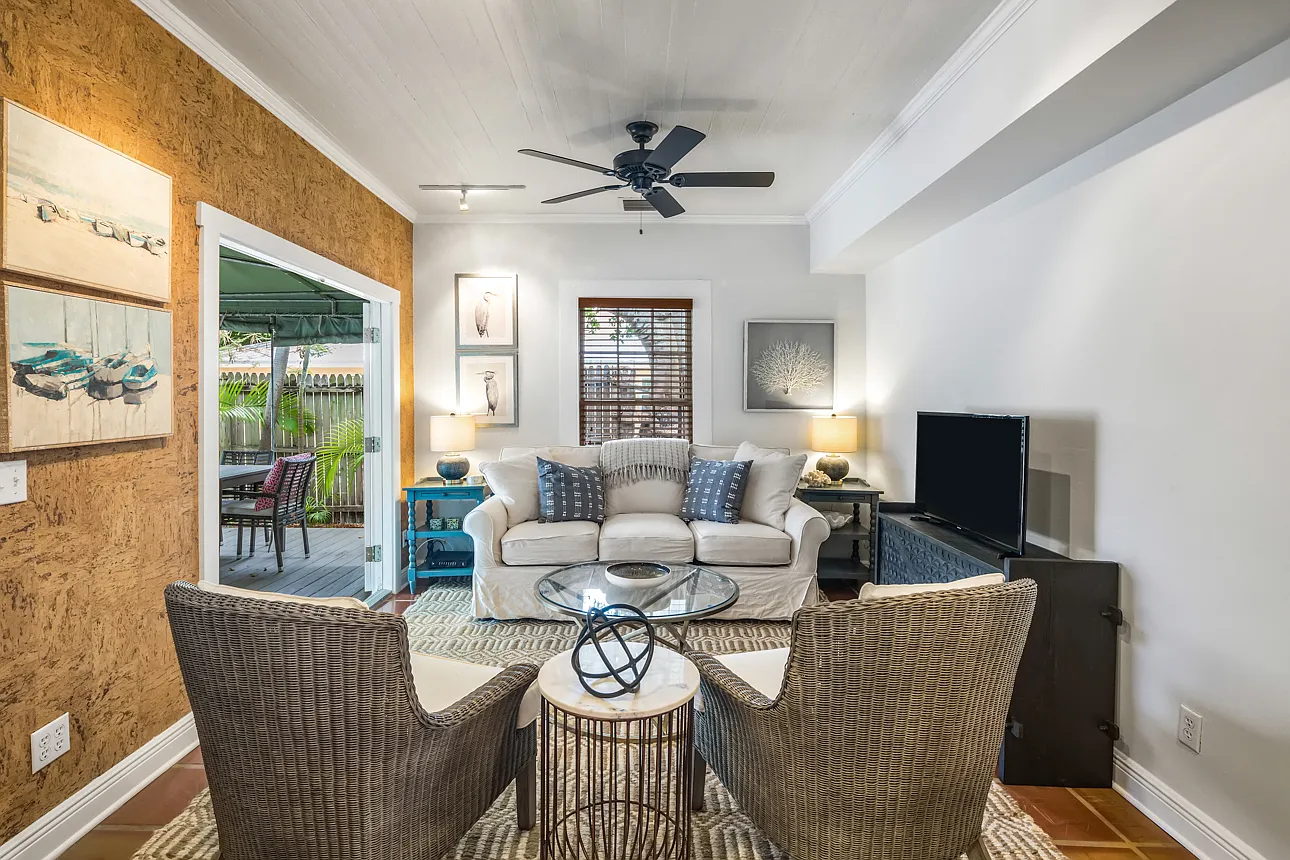 3 bed, 858 sqft, $4,500 — Photo 3