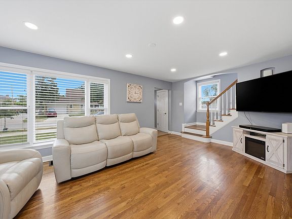 3rd image of 1616 Balmoral Ave