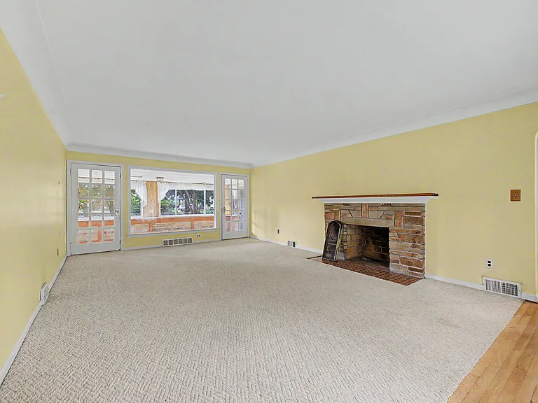 21236 Outer Dr — Photo 5