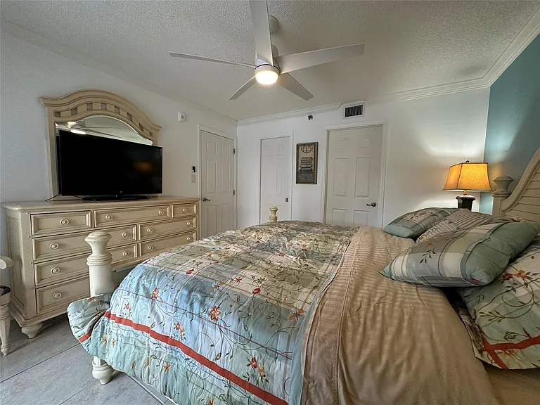 17801 N Bay Rd #212 — Photo 31
