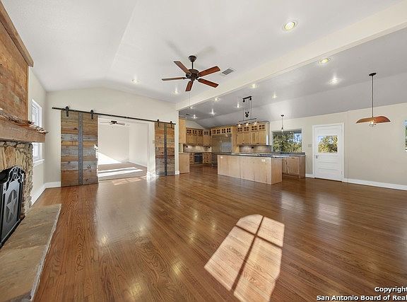 4th image of 111 Shavano Dr
