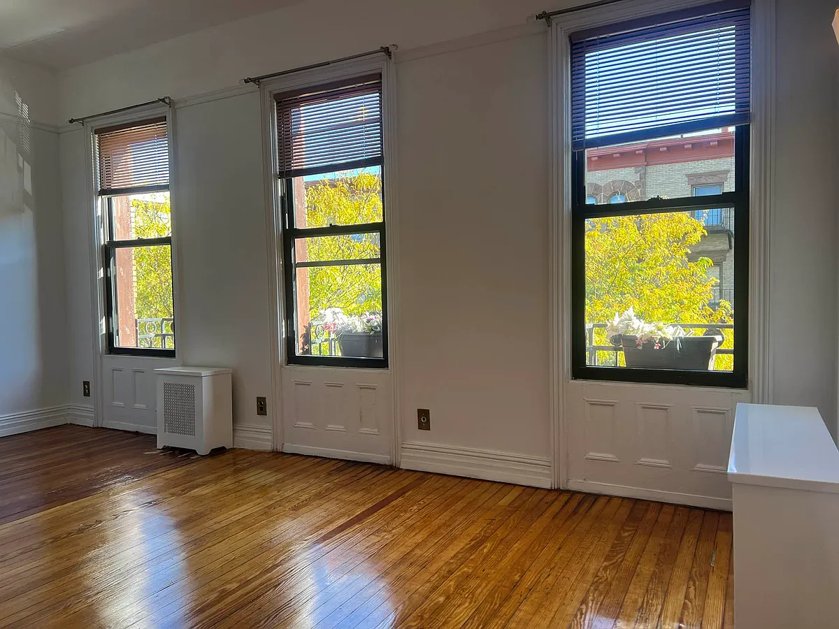 Building Photo - 102 Kingston Ave #2A