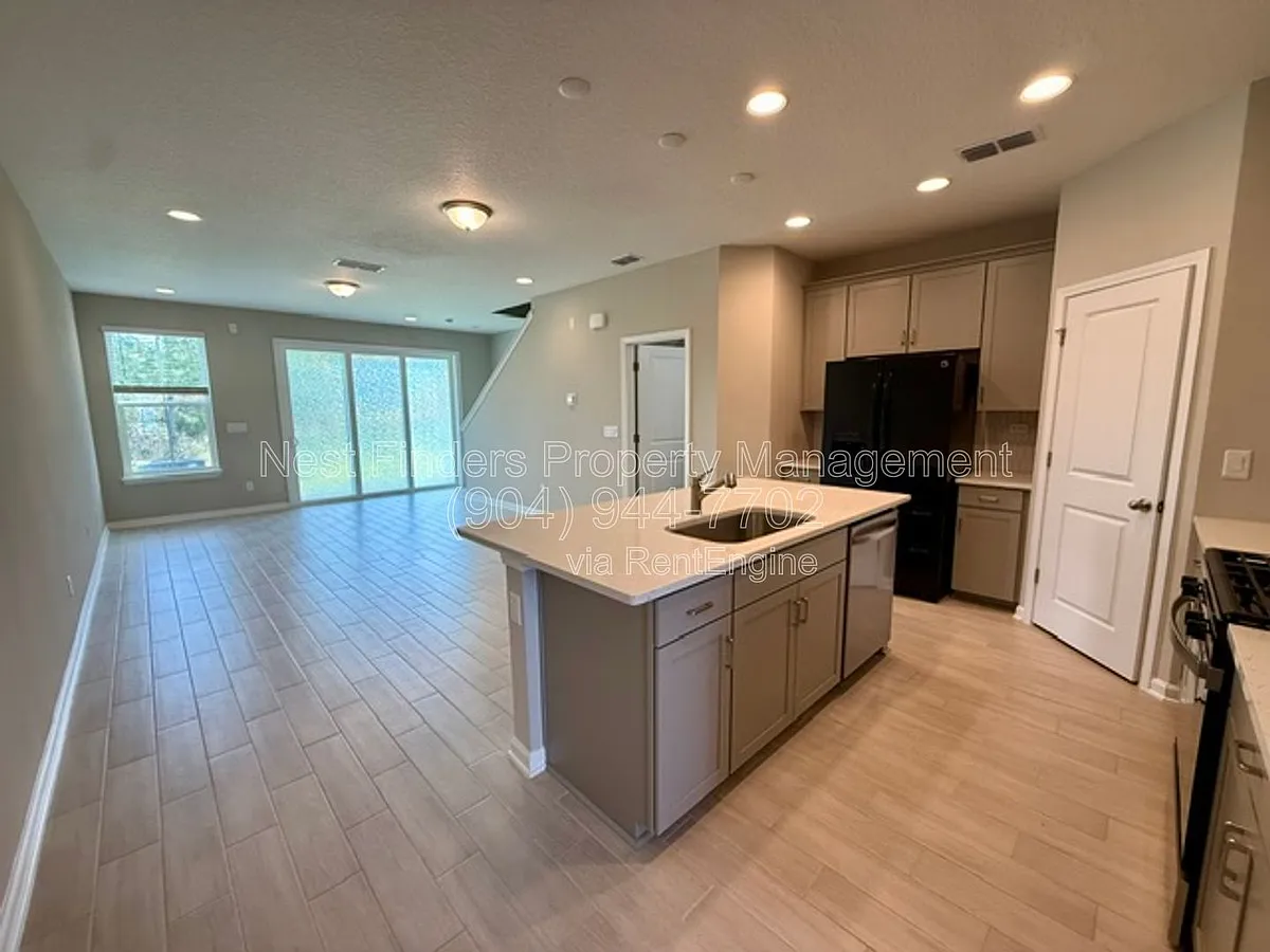 Building Photo - 427 Brandon Lakes Dr