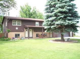 1729 McIlvaine Ct SW, Huron, SD 57350