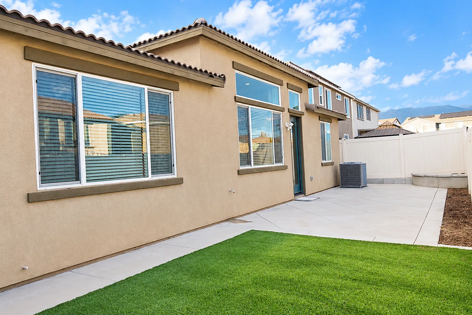 4 bed, 2023 sqft, $3,450 — Photo 4