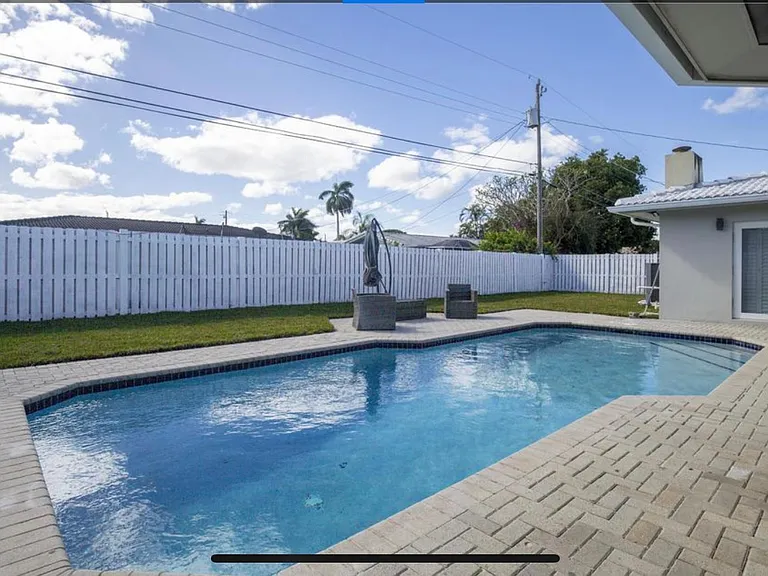 1098 SW 12th St — Photo 7