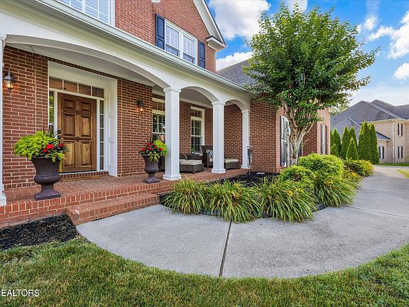 4th image of 944 Blackstone Dr